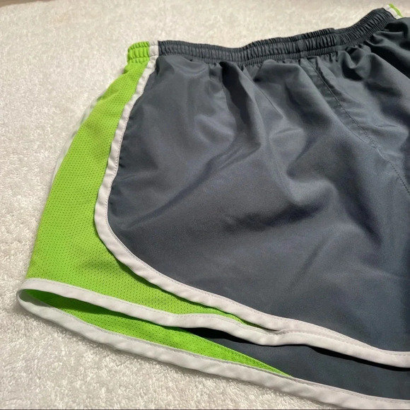 Nike Athletic Women’s Shorts Size Medium Sports short DRI-FIT - Picture 3 of 10